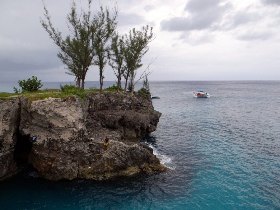 cliff jumping in Jamaica